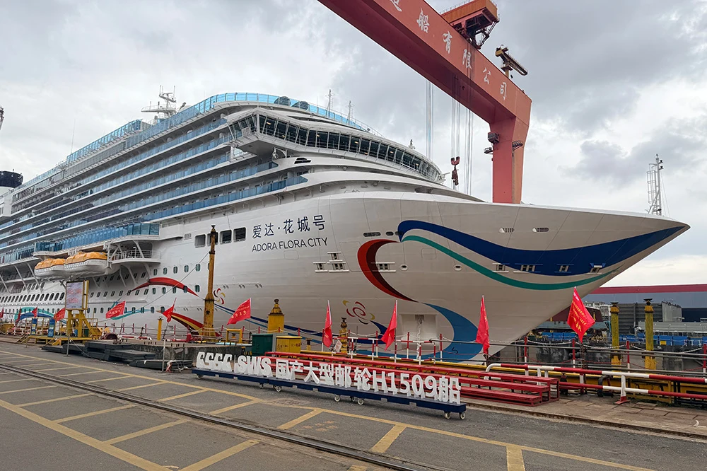 Valid news photograph showing the cruise ship ADORA FLORA CITY at the SWS shipyard, directly corresponding to the article topic.