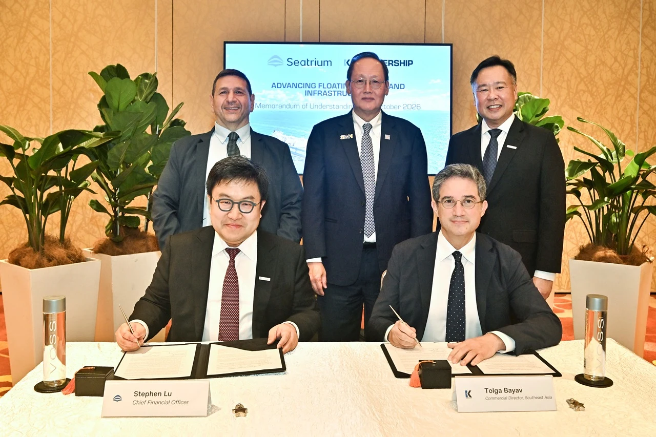 The photo depicts representatives from Seatrium and Karpowership at an official Memorandum of Understanding signing ceremony, directly corresponding to the article text.