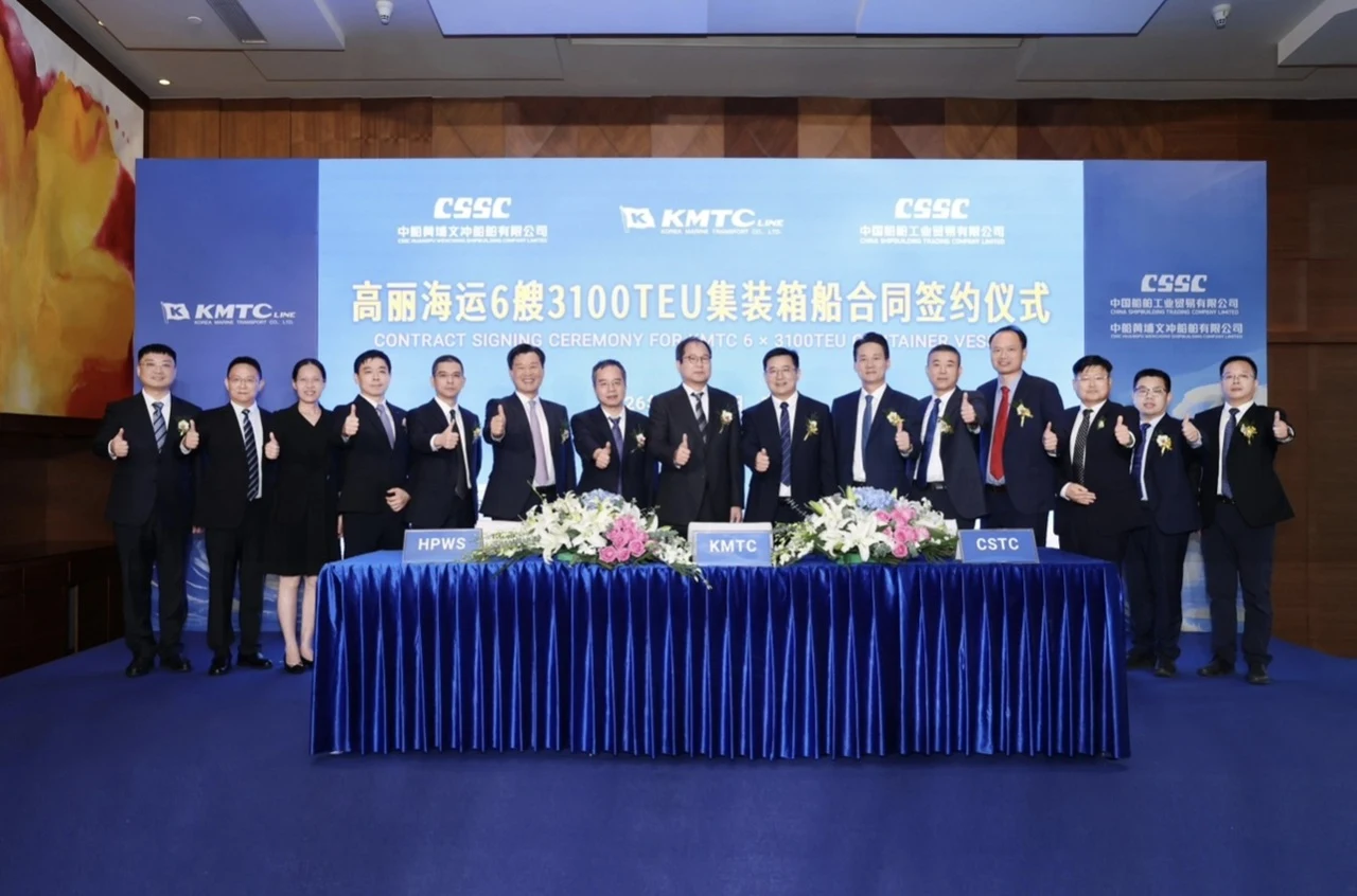 The image is a genuine news photograph showing the official contract signing ceremony between KMTC and CSSC Huangpu Wenchong for six 3,100 TEU container vessels, directly matching the article content.