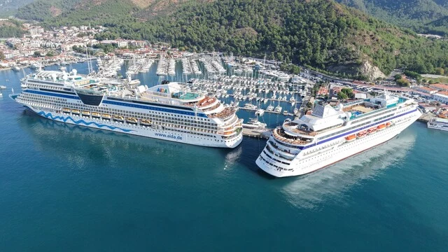 Marmaris Port'a 2 Kruvaziyer Gemisi Yanaştı